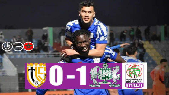 لاعبو الدفاع الحسني الجديدي واتحاد تواركة خلال مباراة الجولة 12 من البطولة الاحترافية على أرضية ملعب العبدي بالجديدة.