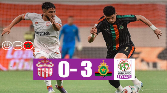 لاعبو الجيش الملكي يحتفلون بتسجيل هدف في مرمى النادي المكناسي خلال مباراة في البطولة الاحترافية المغربية.