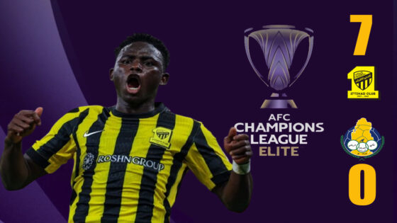 لاعبو الاتحاد السعودي يحتفلون بأحد أهدافهم السبعة في شباك الغرافة القطري بدوري أبطال آسيا للنخبة