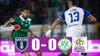 لاعبو الرجاء الرياضي واتحاد يعقوب المنصور خلال مباراة الجولة 12 من البطولة الاحترافية على أرضية ملعب محمد الخامس.