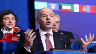 رئيس الاتحاد الدولي لكرة القدم جياني إنفانتينو يتحدث، أثناء حضوره الاجتماع الافتتاحي لمجلس السلام