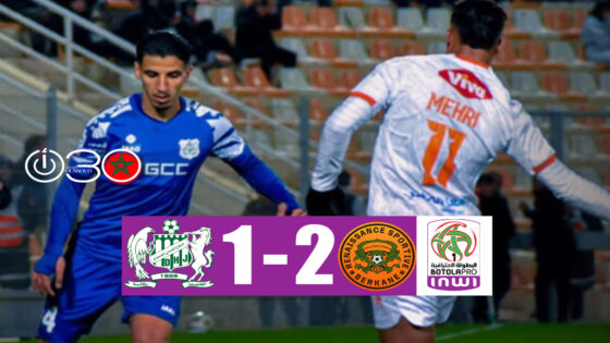 لاعبو نهضة بركان يحتفلون بعد تسجيل هدف الفوز في مرمى الدفاع الحسني الجديدي ضمن الجولة 15 من البطولة الاحترافية إنوي.