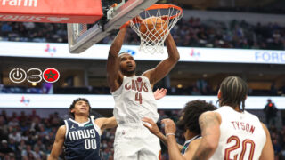 إيفان موبلي (4) لاعب وسط كليفلاند كافاليرز يسجل لفريقه متجاوزا لاعب دالاس مافريكس ماكس كريستي (00)