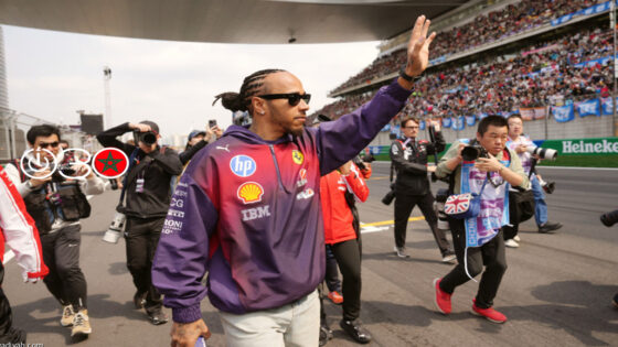 البريطاني لويس هاميلتون، سائق فريق فيراري، خلال استعراض السائقين قبل سباق جائزة الصين الكبرى للفورمولا 1