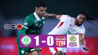 ماتياس أويوسي يحتفل بتسجيل هدف الرجاء الرياضي أمام حسنية أكادير في ملعب أدرار ضمن الجولة 14 من البطولة الاحترافية إنوي 1 يوم 1 مارس 2026