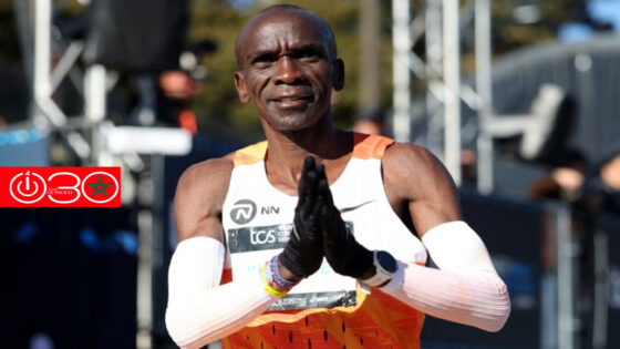 العداء الكيني إيليود كيبتشوج بعد انتهاء ماراثون سيدني يوم 31 غشت