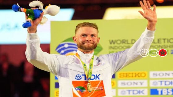 البريطاني جوش كير يحتفل بحصوله على ذهبية سباق 3000 في بطولة العالم داخل الصالة في بولندا