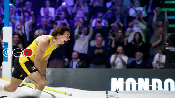 السويدي موندو دوبلانتيس بعد تحقيقه رقمًا قياسيًا عالميًا جديدًا بلغ 6.31 متر في القفز بالزانة في بطولة موندو كلاسيك داخل القاعات في أوبسالا