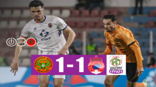 لقطة من مباراة نهضة بركان وأولمبيك آسفي تظهر احتفال يونس الكعبي بالهدف قبل تعديل موسى كوني للنتيجة.