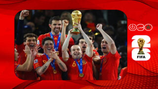 إنييستا لاعب برشلونة يحمل كأس العالم عام 2010 في جنوب إفريقيا