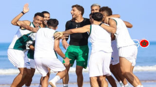 الرجاء يرفع جاهزيته البدنية في أكادير بحصة تدريبية على الشاطئ