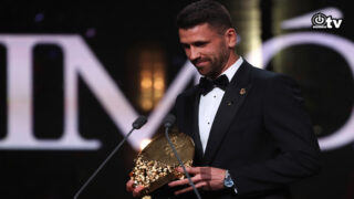أوناي سيمون يتوج بجائزة “ياشين” لأفضل حارس مرمى في العالم